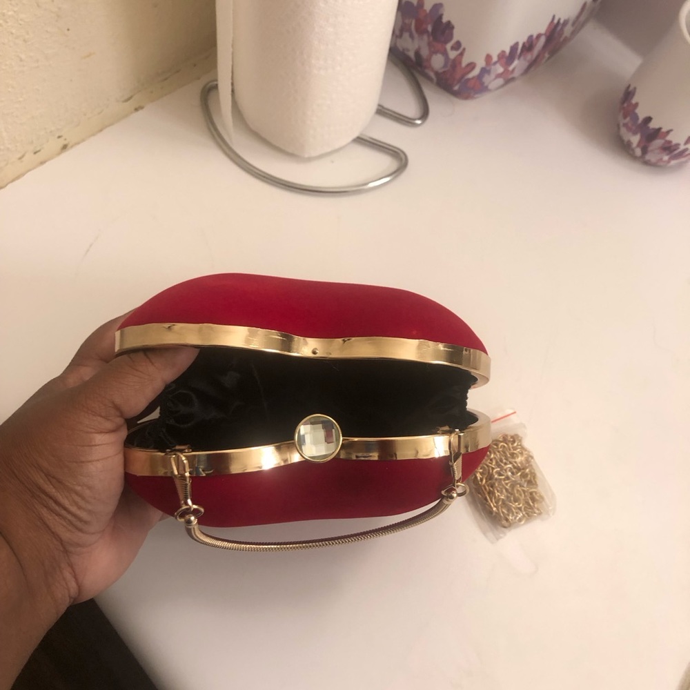 Heart shape purse! - Picture 3 of 7